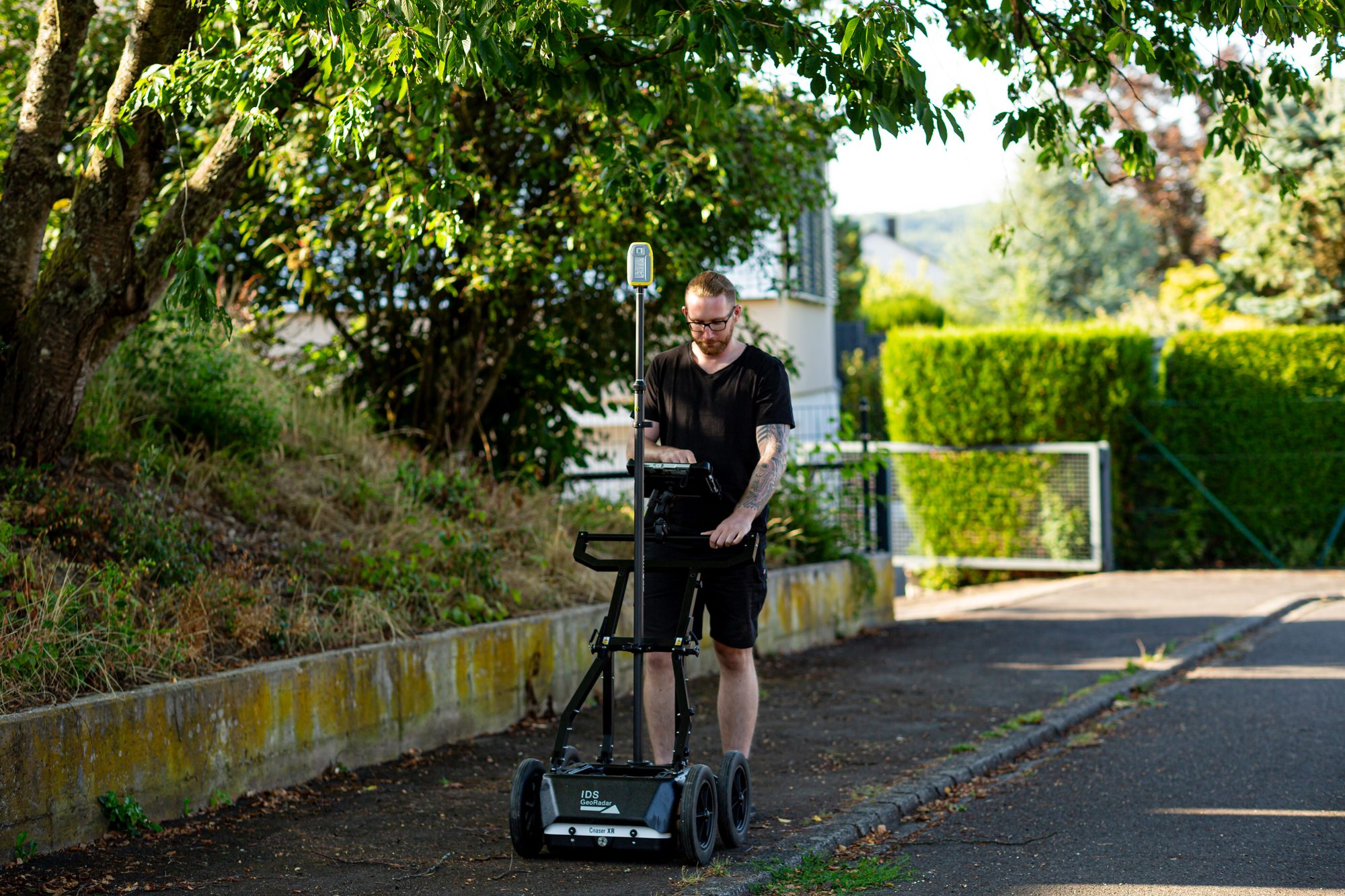Georadar-Sondierung mit IDS Cnaser XR und GNSS-Antenne auf einer Anliegerstra&szlig;e in Oberfranken